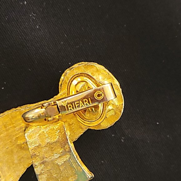 RARE VINTAGE CROWN TRIFARI TEXTURED GOLD AND RED CABUCHON STONE CLIP EARRINGS - Picture 6 of 6